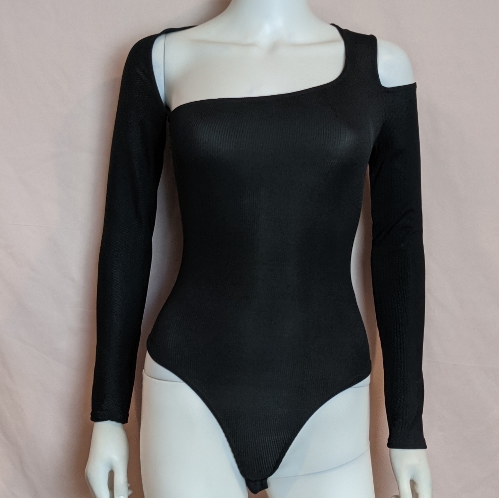 Boohoo Ribbed Cut Out Detail Bodysuit in Black size 4
